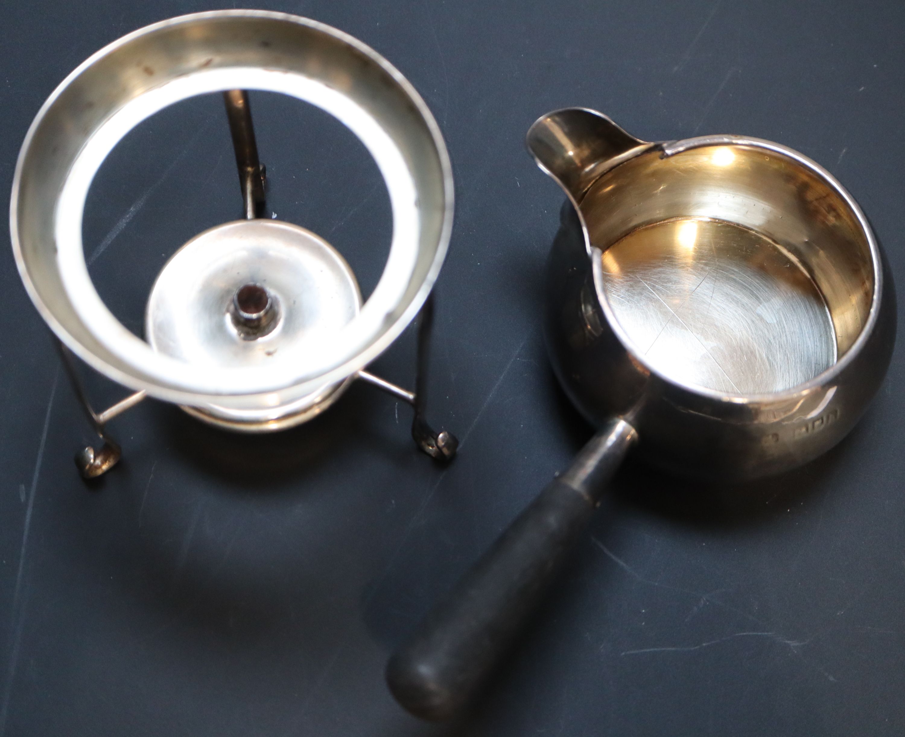An Edwardian silver brandy warmer and stand with burner, height 11.4cm, gross 5.5oz.